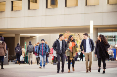 Étudiantes et étudiants sur le campus