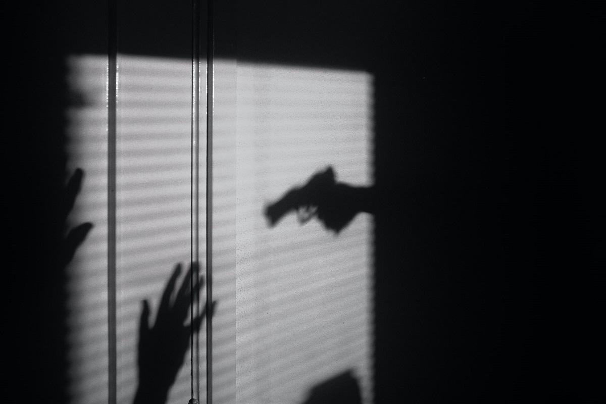 Ombre d'une arme pointée sur quelqu'un