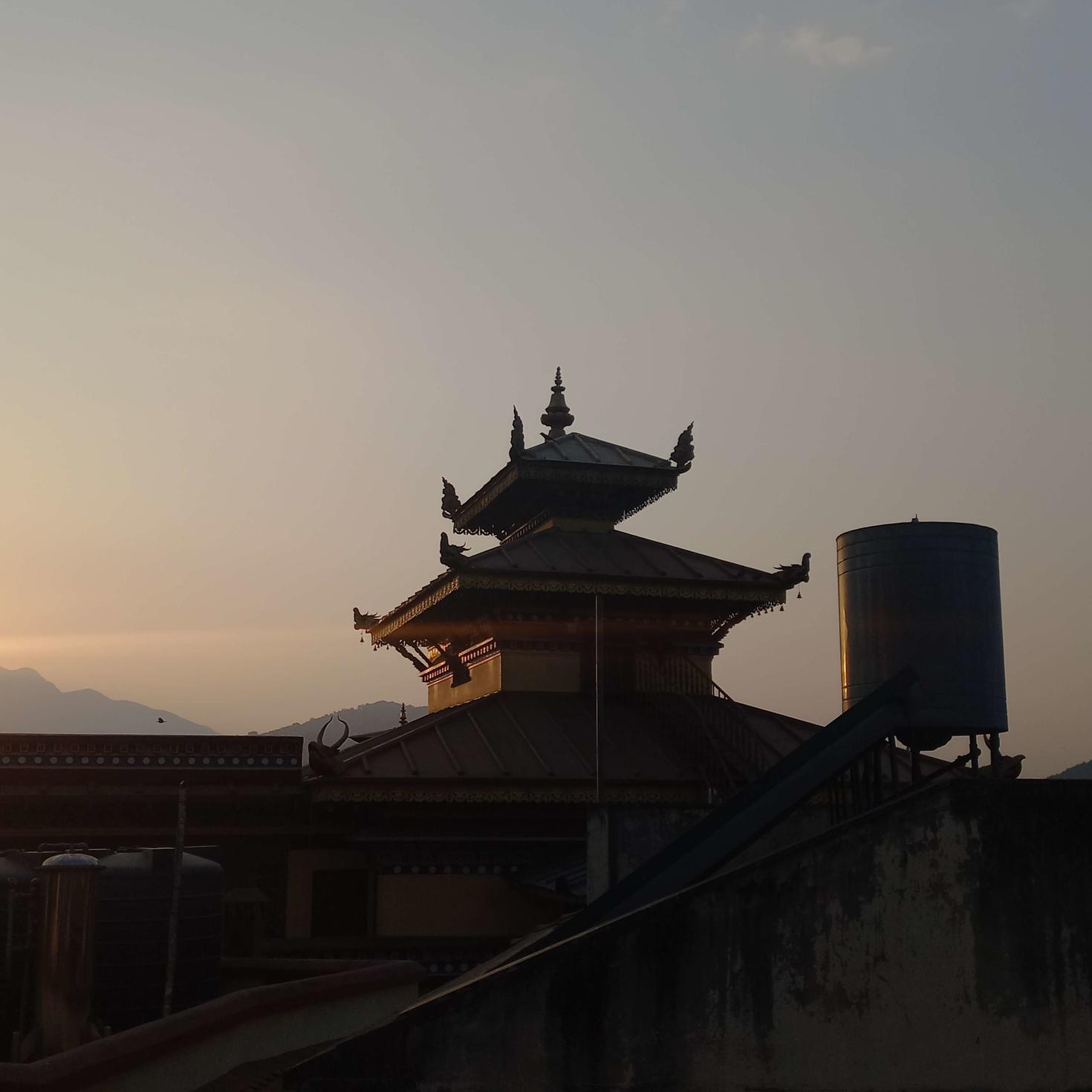 Sommet d’un bâtiment vu de la cour d’une autre maison avec le ciel en arrière-plan
