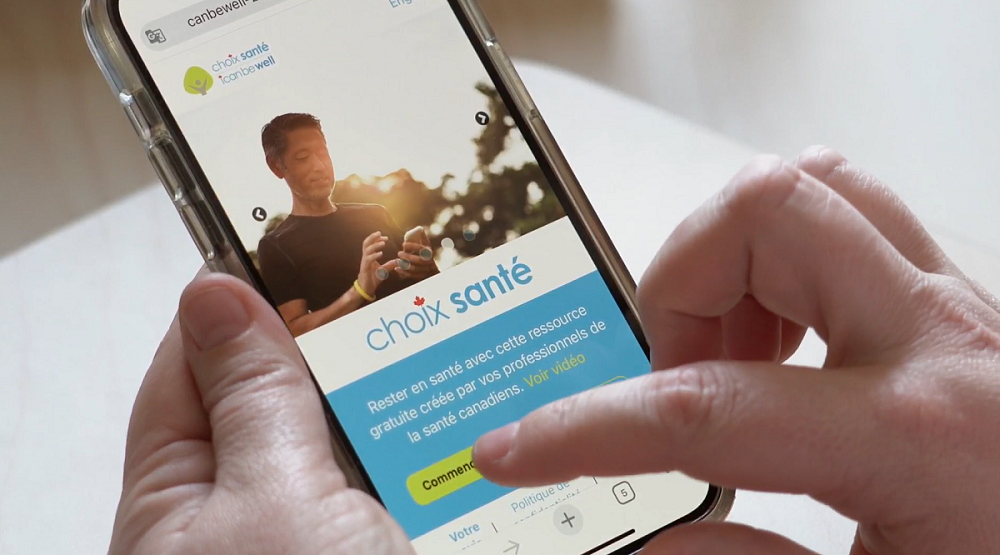 Doigts défilant sur l'application choixsante sur un téléphone portable
