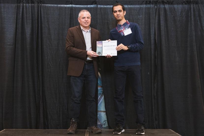 Mohammad Hossein Amini et le doyen Labrosse tenant un certificat