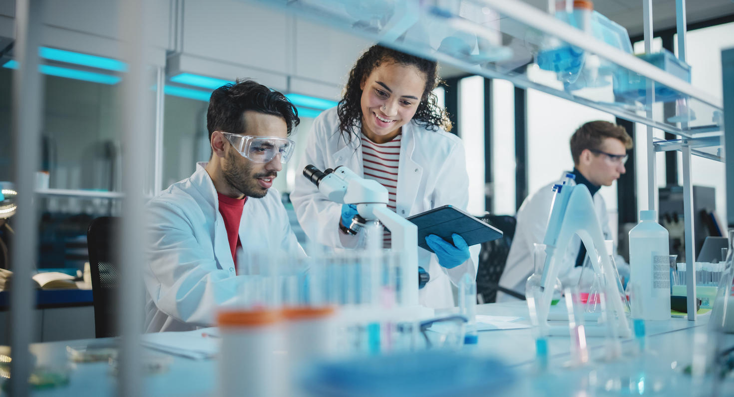 scientifiques effectuant des recherches dans un laboratoire