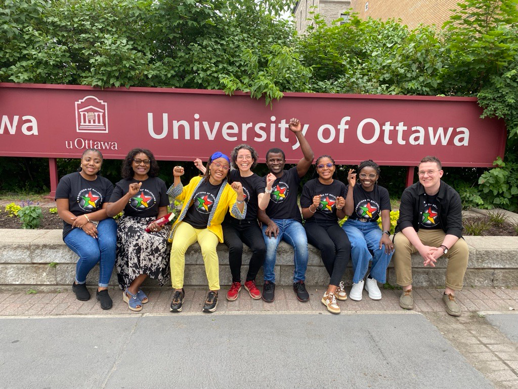 Meredith Terretta, au centre, avec les participants de la séance de formation de juin 2024 à uOttawa.