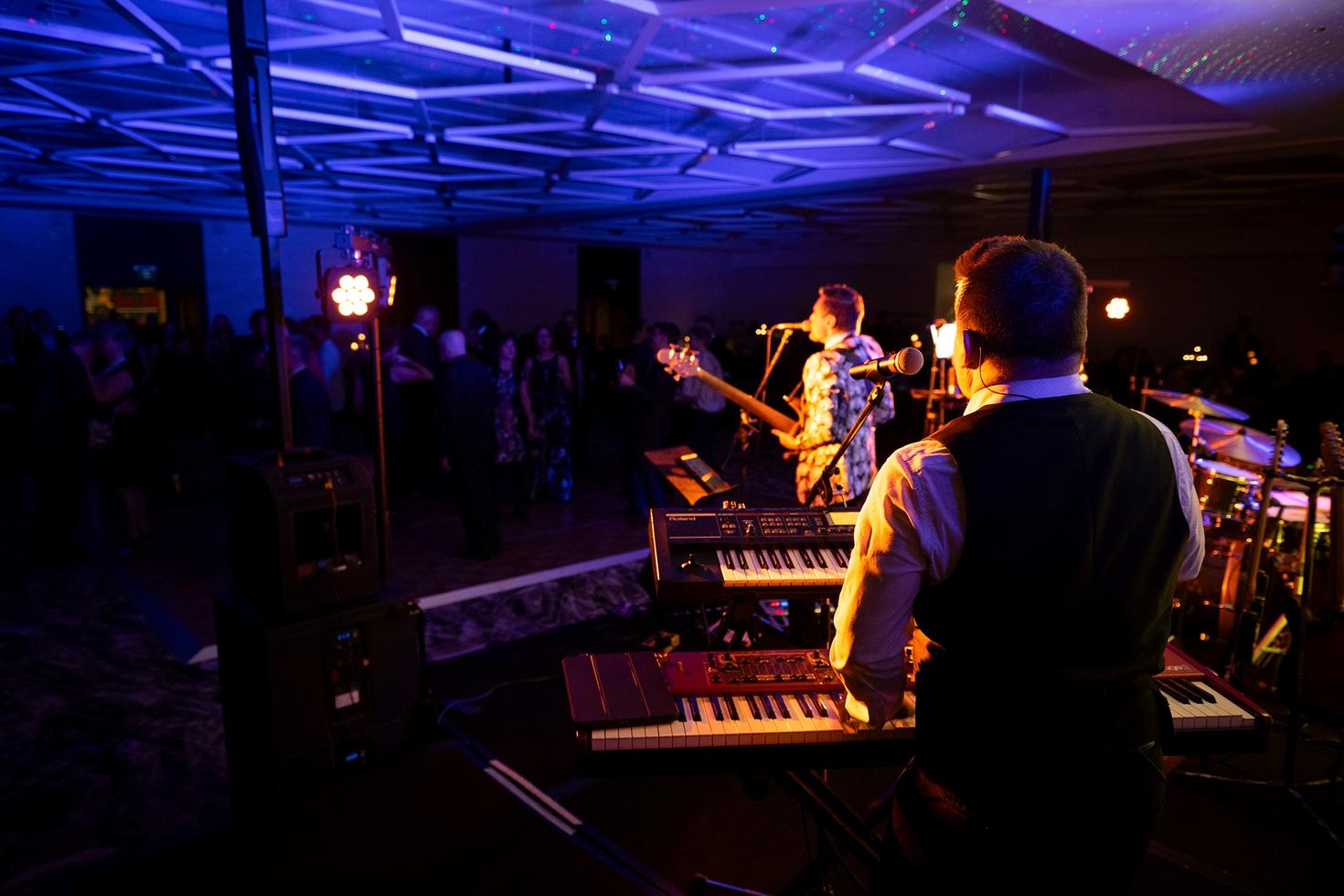The sway band a fait danser les participants au gala
