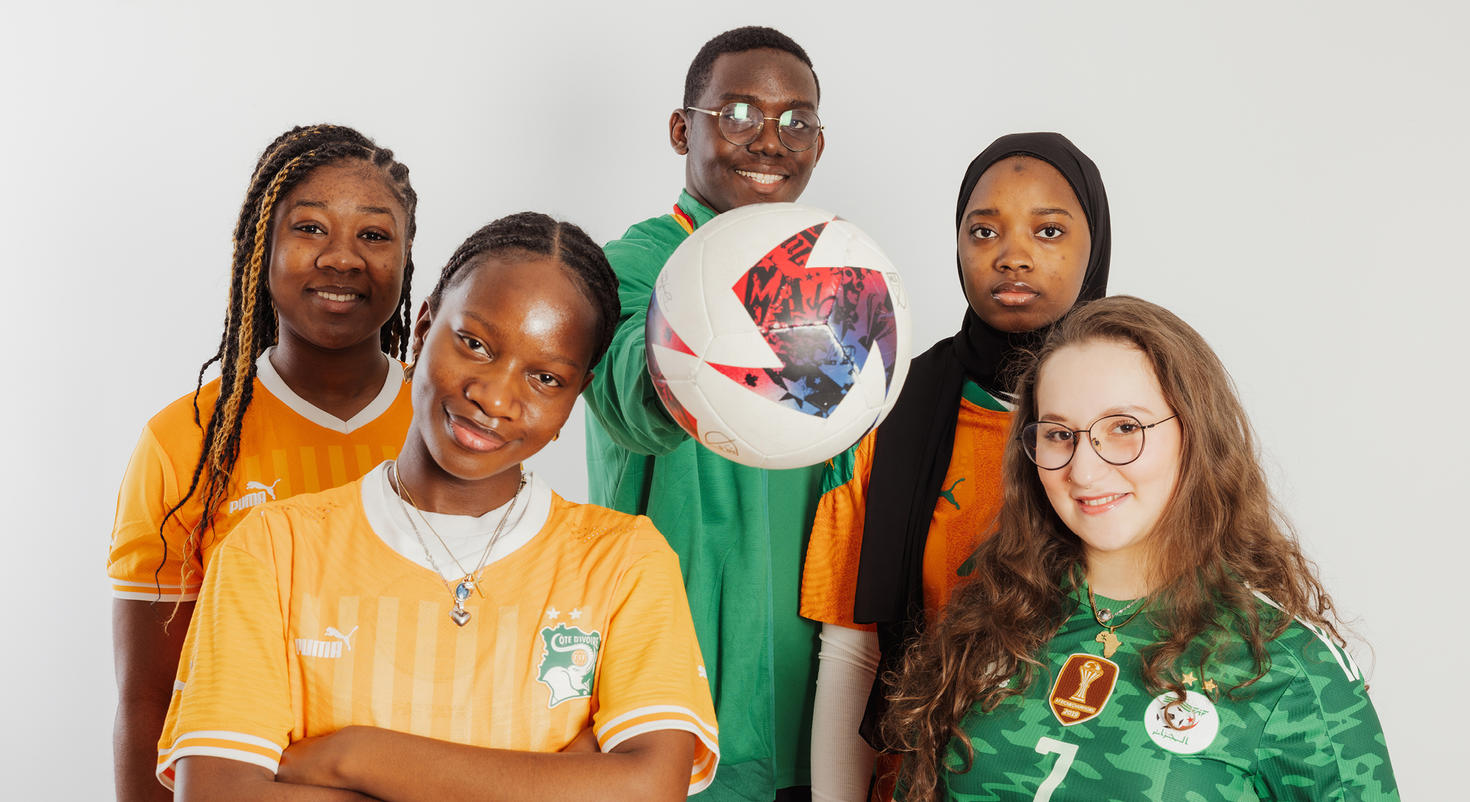 Un groupe de cinq étudiantes et étudiants de l'International House portant des maillots de football pendant la Coupe d'Afrique des Nations.
