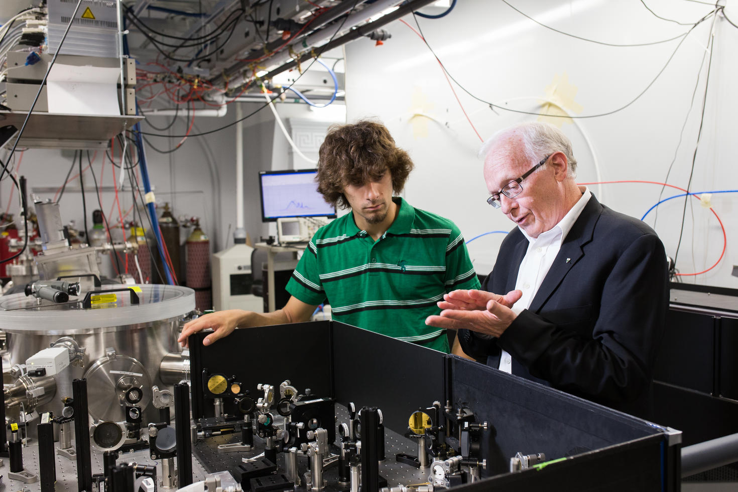 Paul Corkum avec un étudiant dans son laboratoire à l'Université d'Ottawa