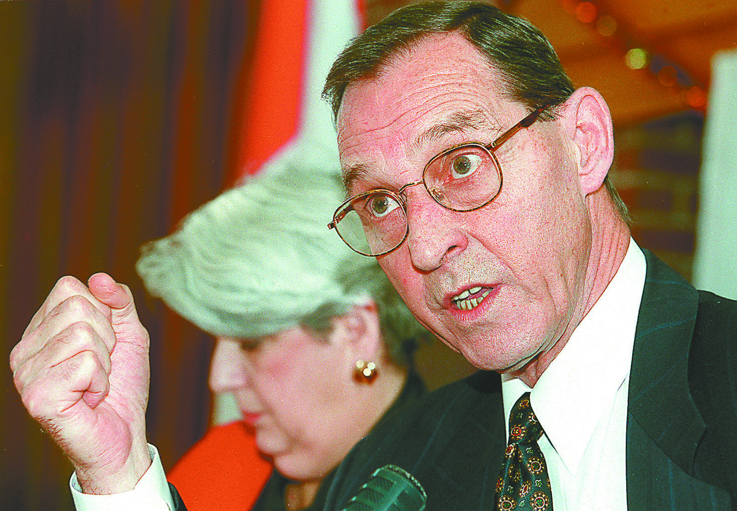 Bernard Grandmaître, aux côtés de Claudette Boyer, suite à son retrait de la vie politique après trente ans de service, réaffirme sa volonté de renforcer la Loi sur les services en français. Université d’Ottawa, CRCCF, Fonds Le Droit