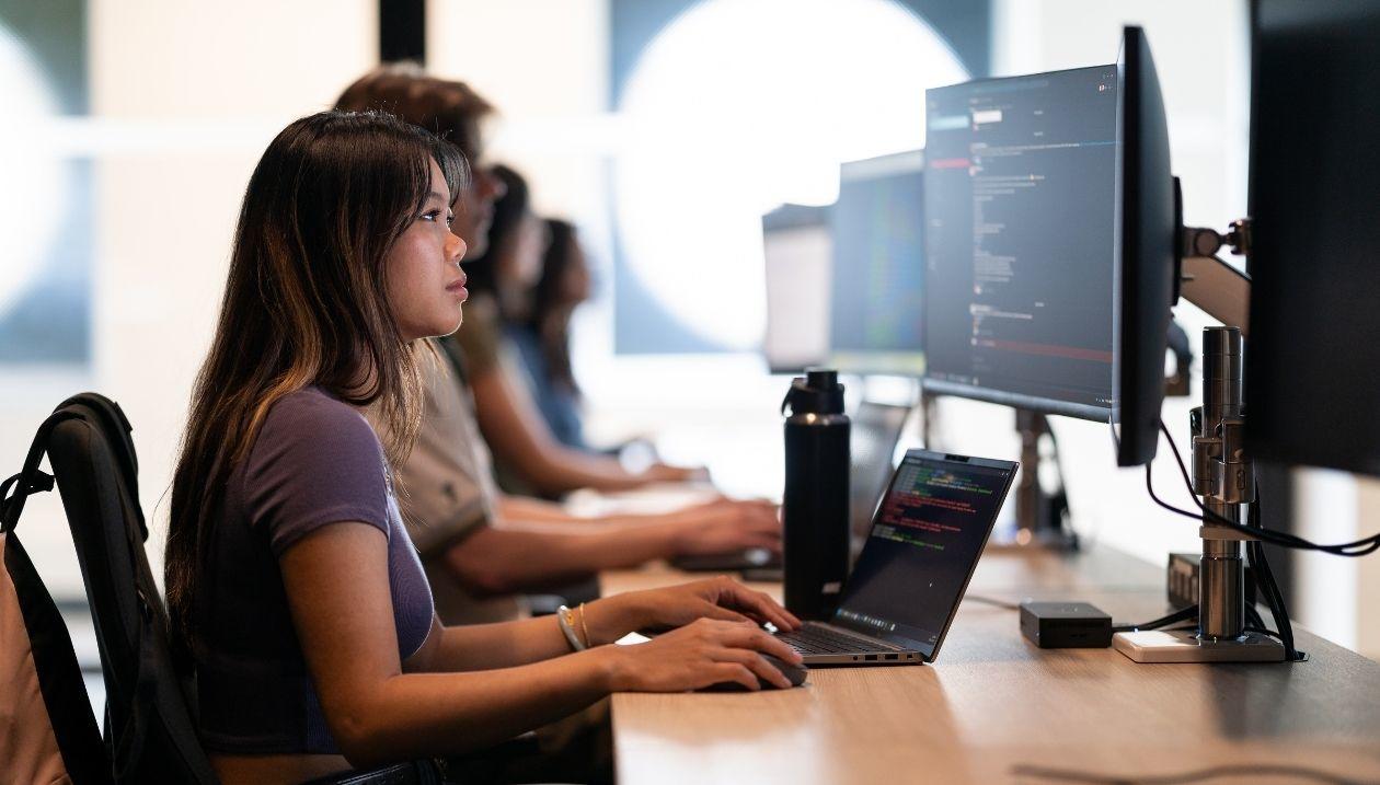 Étudiantes et étudiants dans un laboratoire informatique.