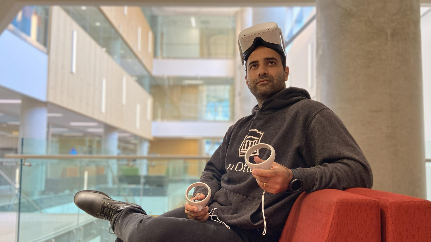 Personne tenant des appareils de réalité virtuelle avec un masque sur la tête.