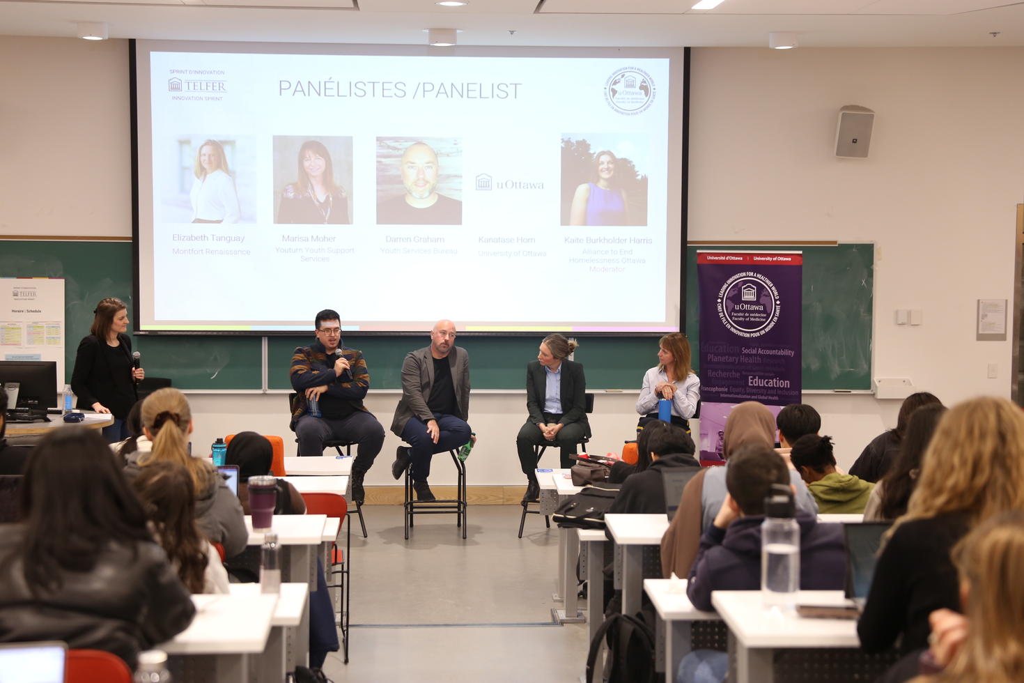 Kaite Burkholder Harris (à gauche) anime une discussion sur les causes de l'itinérance chez les jeunes avec des partenaires communautaires et le criminologue de l'Université d'Ottawa, Kanatase Horn (deuxième à partir de la gauche). Photo : Norane Hassan