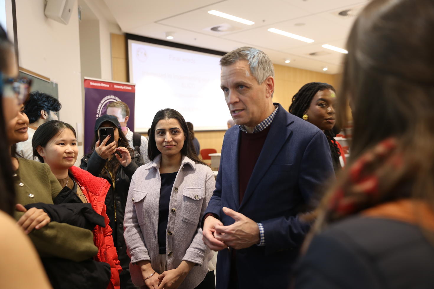 Le maire d’Ottawa, Mark Sutcliffe, discute des solutions innovantes issues du programme du Sprint d'innovation avec les participants. Photo : Norane Hassan