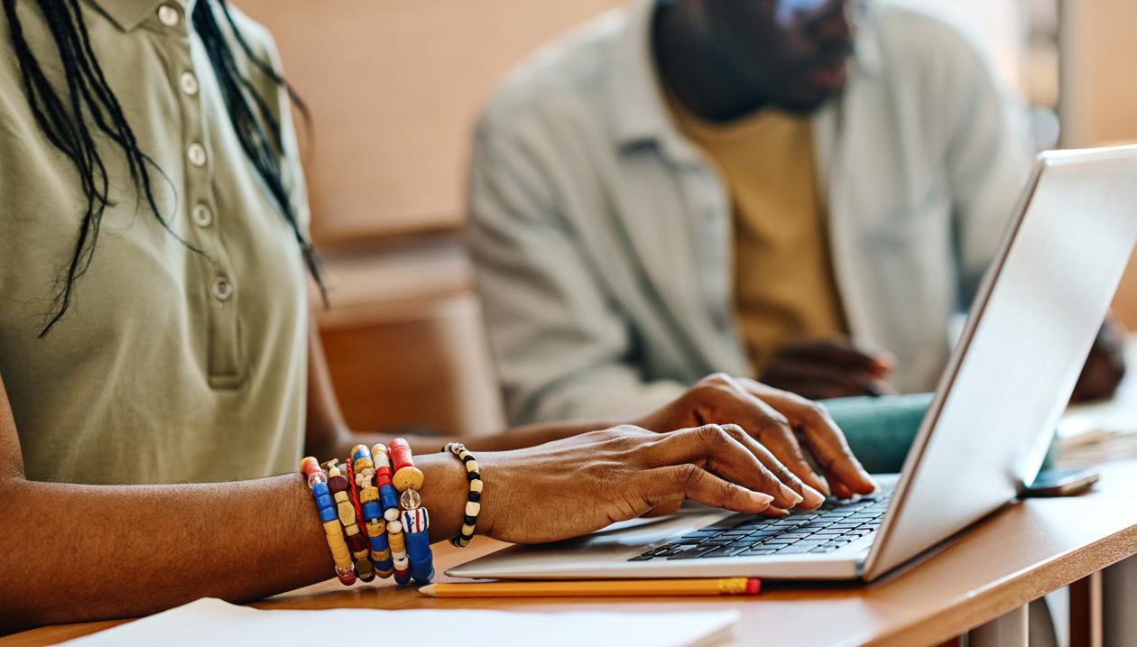 Un étudiant qui travaille sur son portable en classe