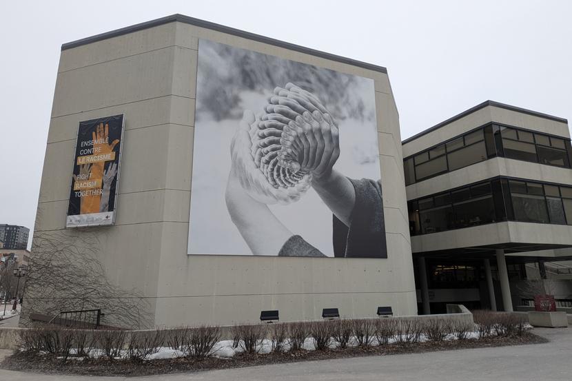 Une fresque murale représentant des mains multidimensionnelles et répétitives.