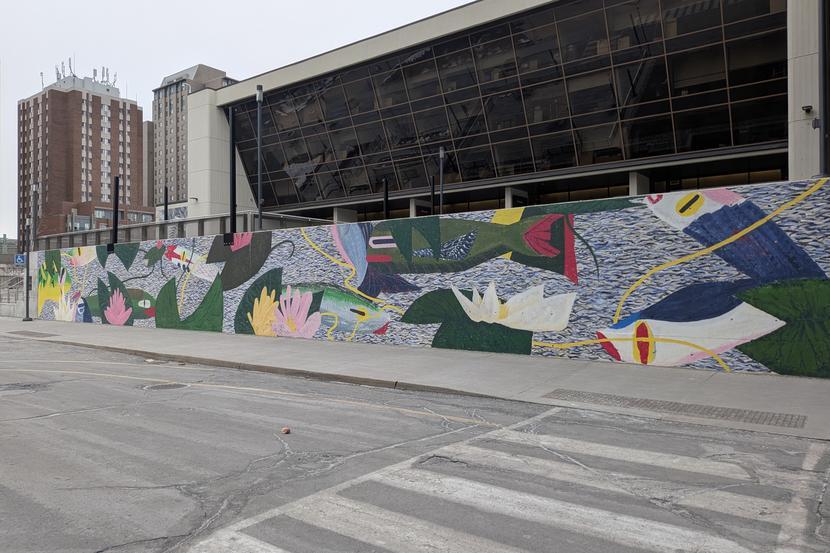 La fresque « The Pond » met en scène des nénuphars abstraits.
