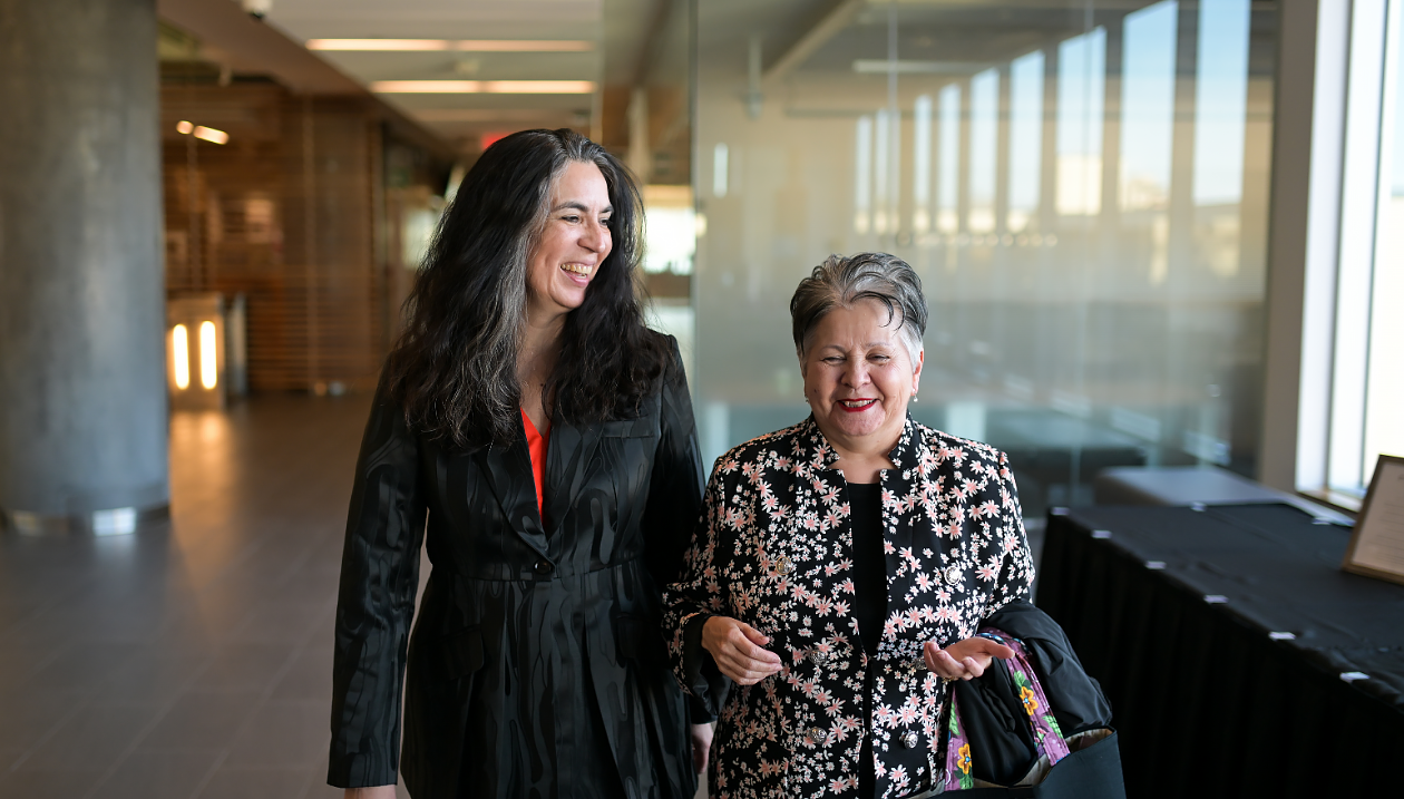 Chancelière de l'Université d'Ottawa Claudette Commanda marche avec Tanya Talaga.