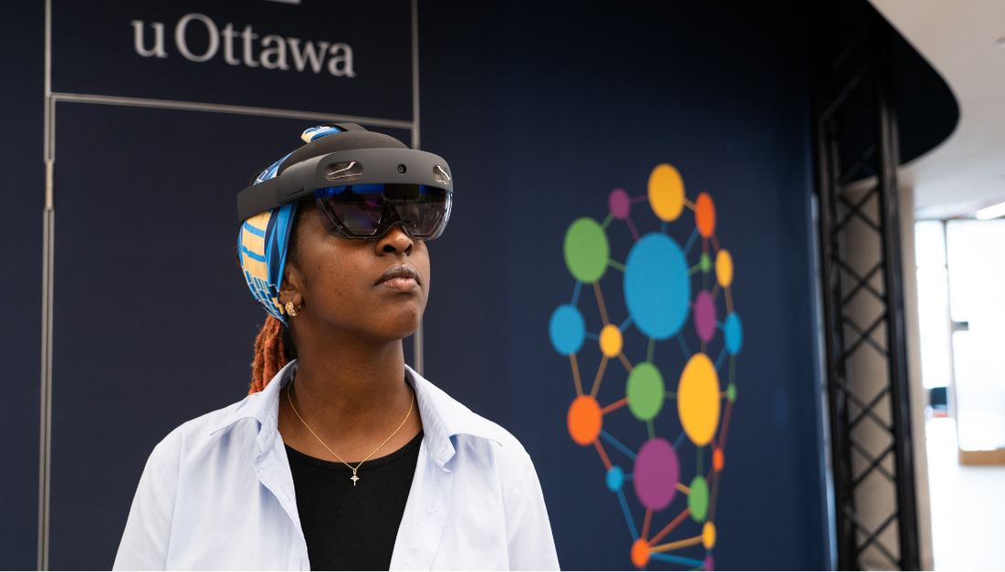 Une femme portant un casque de réalité virtuelle