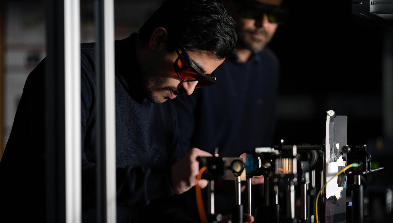 Deux personnes qui étudient les lasers.