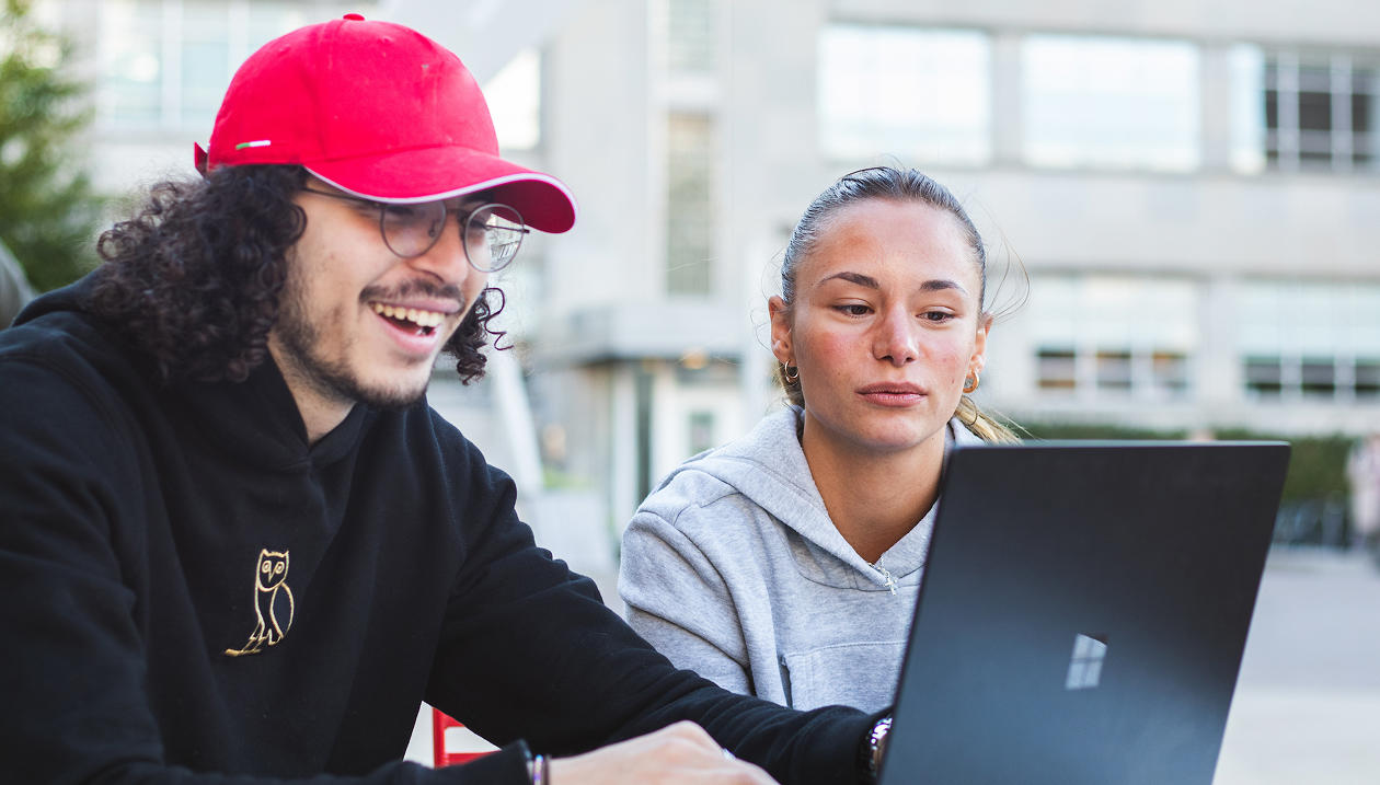 Deux étudiants regardant un ordinateur portable