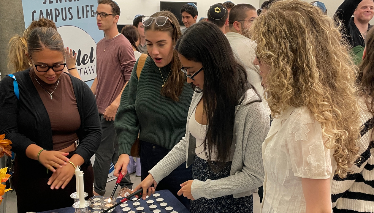 Des étudiants de l'Université d'Ottawa allument les bougies du shabbat