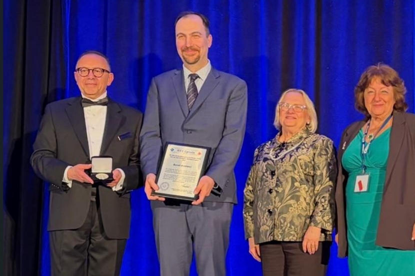Kantarci receiving his award.