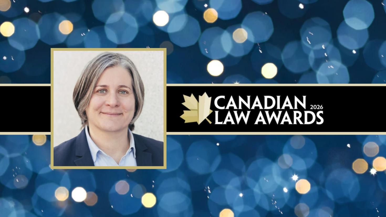 Une femme en premier plan sur un fond bleu scintillant, avec le logo des Canadian Law Awards
