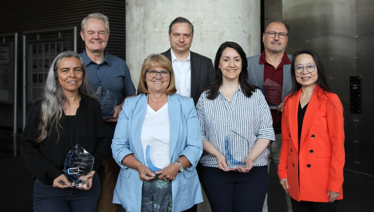 Group of Faculty of Engineering individuals with their awards.