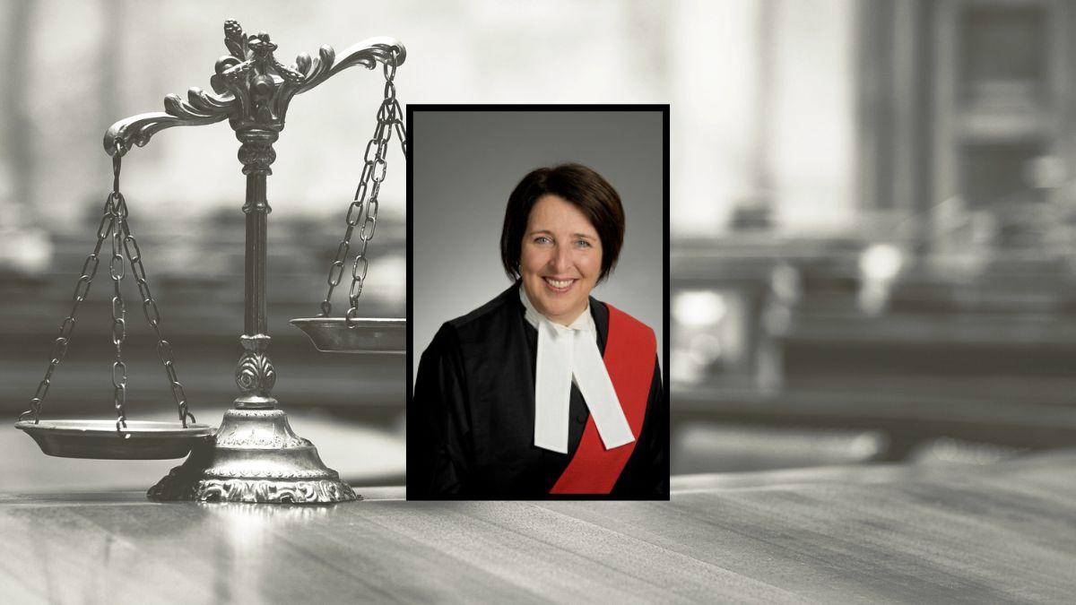 Portrait d'une juge avec une balance de la justice en arrière-plan.