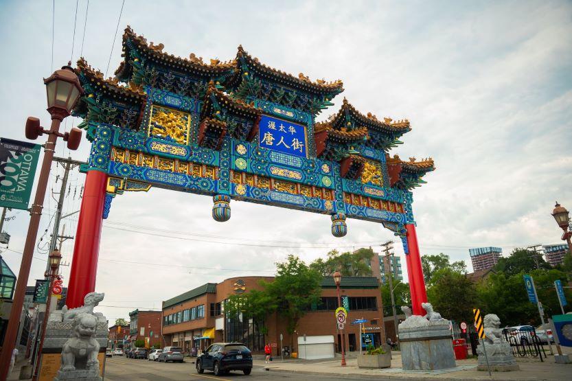 La porte royale de Chinatown, richement décorée, enjambe la rue Somerset à Ottawa.