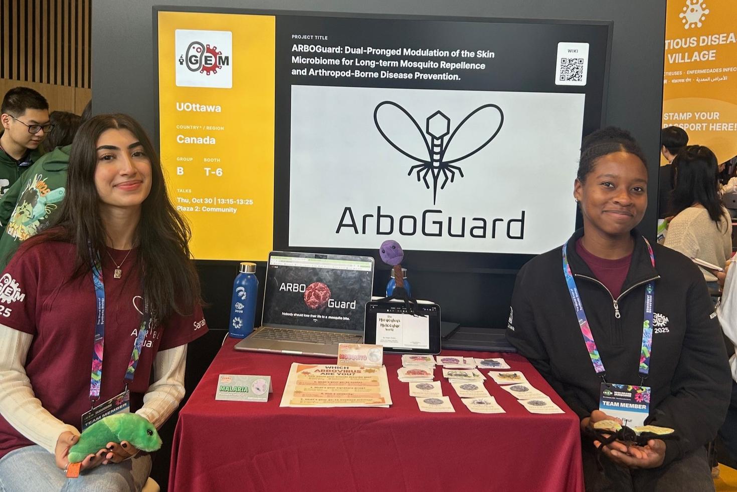 Deux membres de l'équipe iGEM discutent d'ArboGuard à leur kiosque.
