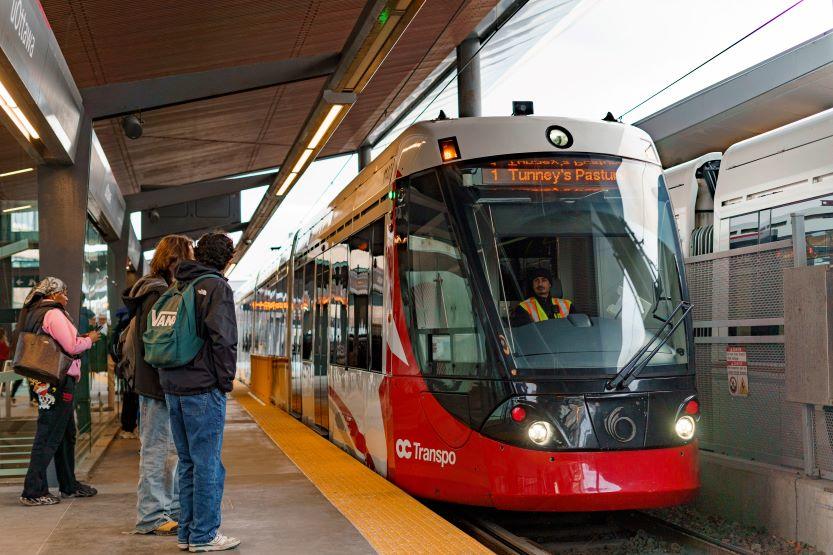 Un tramway entrant en gare de Tunney's Pasture.