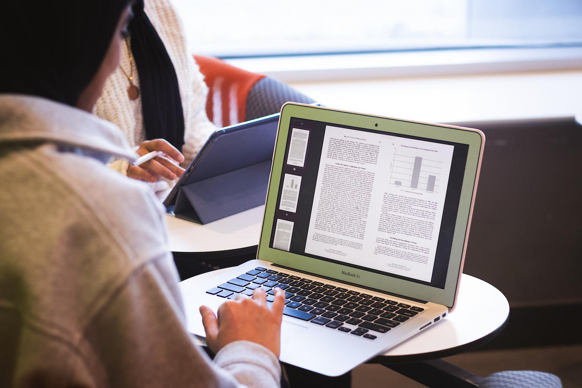 étudiante qui utilise un laptop