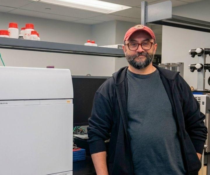 Cristian Zaelzer dans un laboratoire de chimie.