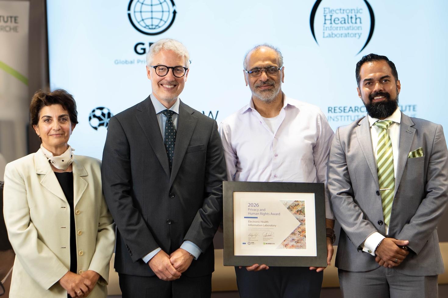 Un chercheur reçoit une plaque commémorant un prix prestigieux.