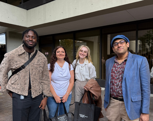 2 étudiants et 2 étudiantes debout et posant pour une photo.