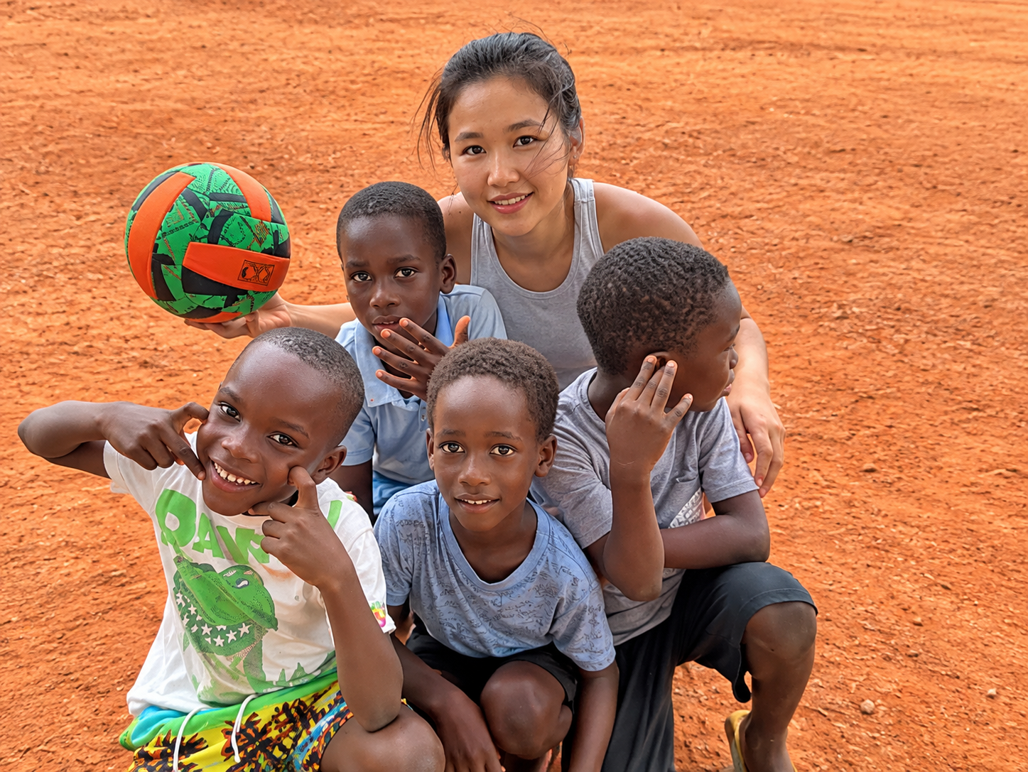 Un étudiant de la FSS effectue un stage au Ghana avec des enfants du pays