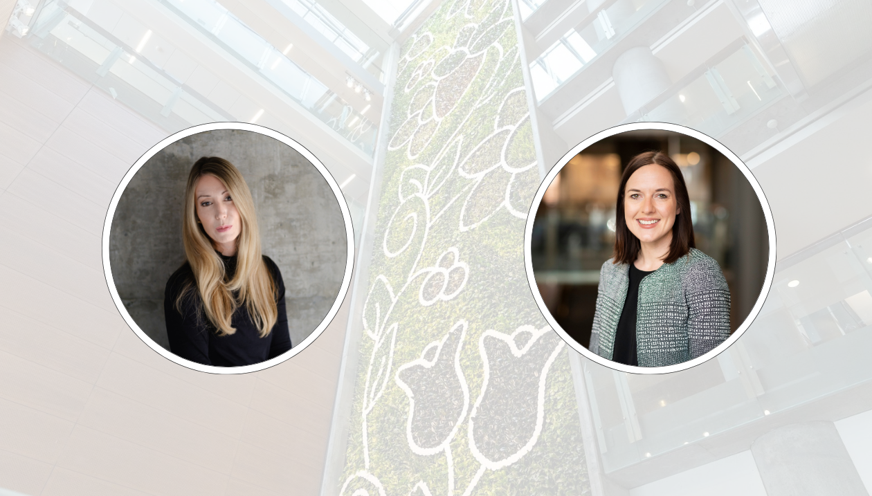 Portraits des professeures Marie-Eve Desrosiers et Nicole Racine sur fond lumineux de l’intérieur du pavillon de la Faculté des sciences sociales de l’Université d’Ottawa.