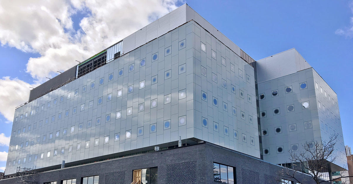 Le complexe STEM se détache sur fond de ciel bleu parsemé de quelques nuages.
