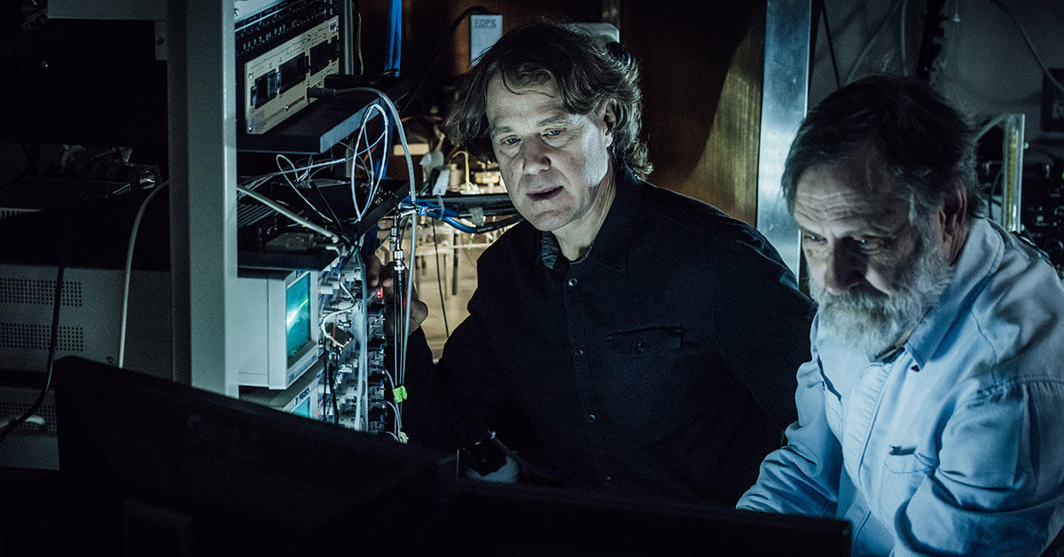 Leonard Maler and colleague André Longtin of the Department of Physics working together in a lab