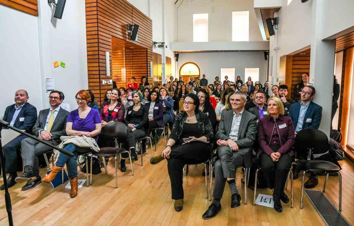 Une salle remplie de personnes assises.