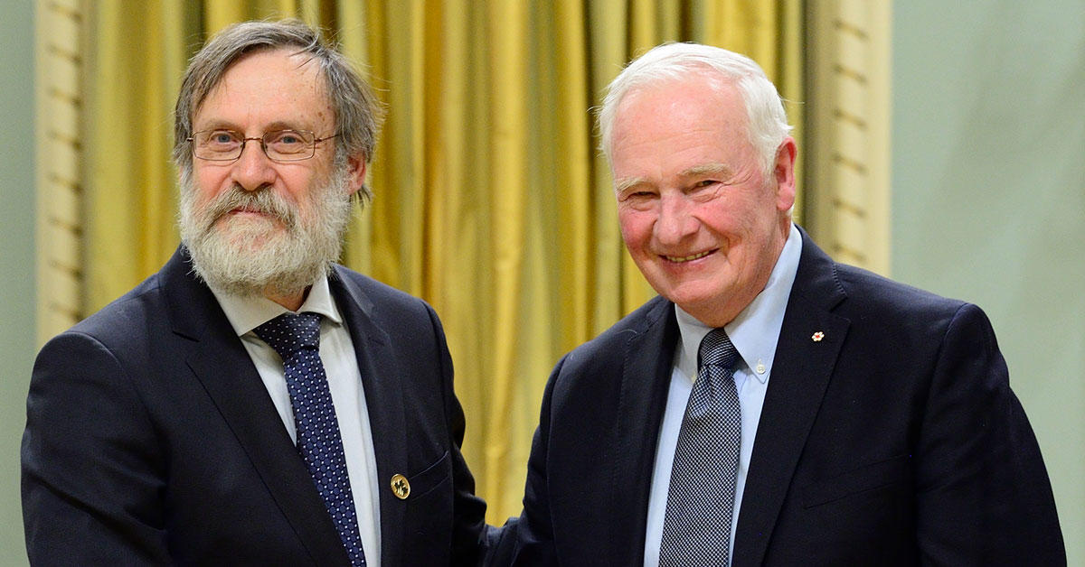 Le professeur Leonard Maler serrant la main du très honorable David Johnston, ancien gouverneur général du Canada