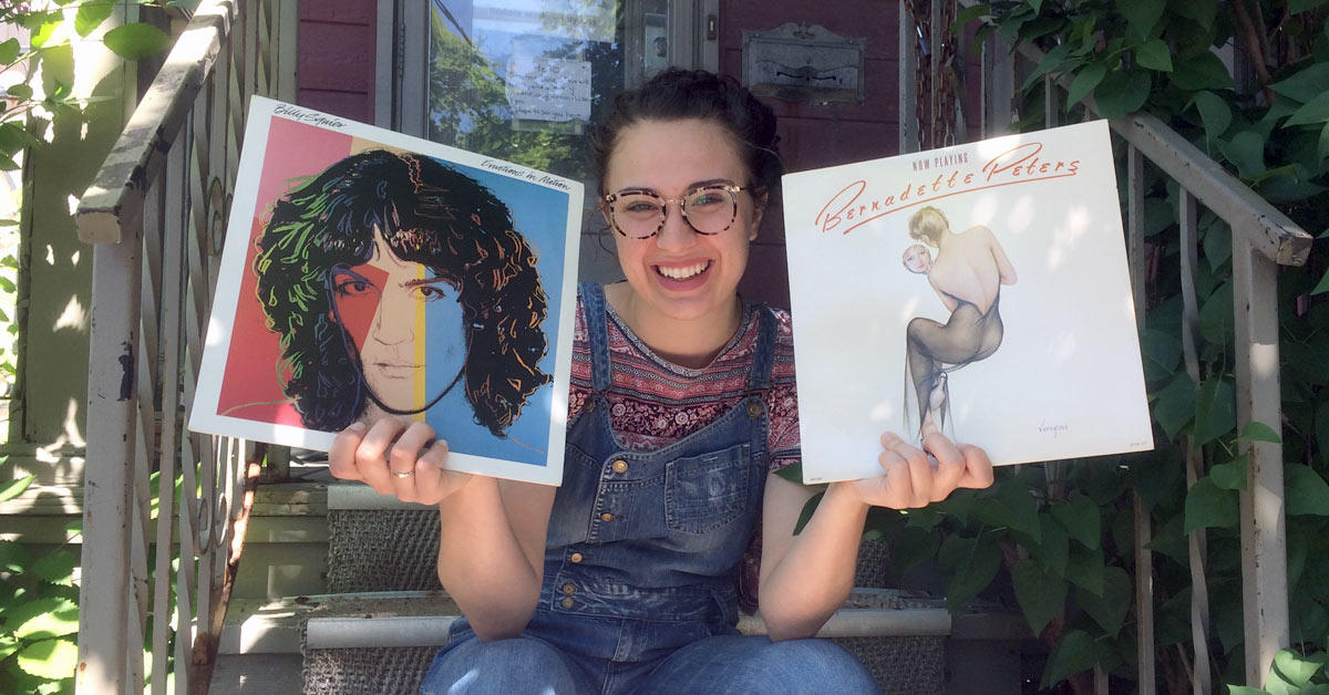 Lila Ibrahim est satisfaite des deux disques vinyle qu'elle a trouvés à la Gratuiterie.