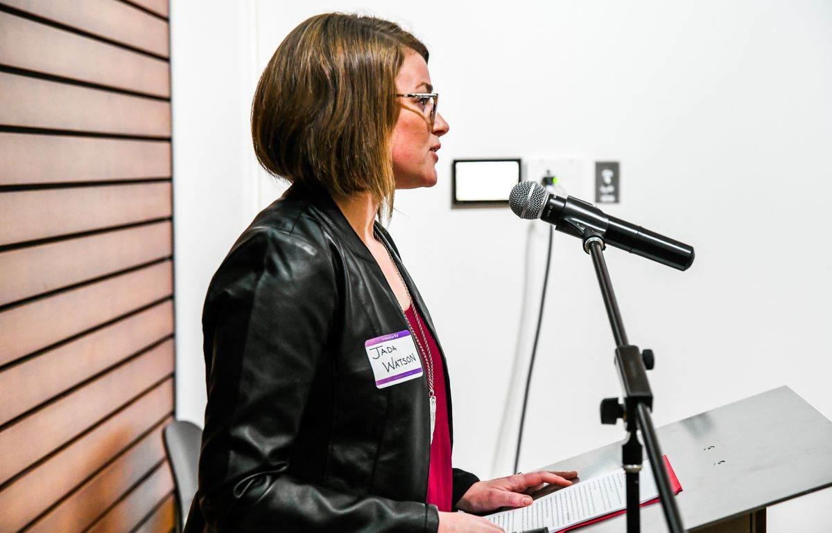 Jada Watson derrière un lutrin