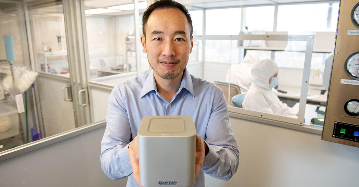 Paul Lem, ancien étudiant de l'Université d'Ottawa, présente son invention, le Spartan Cube