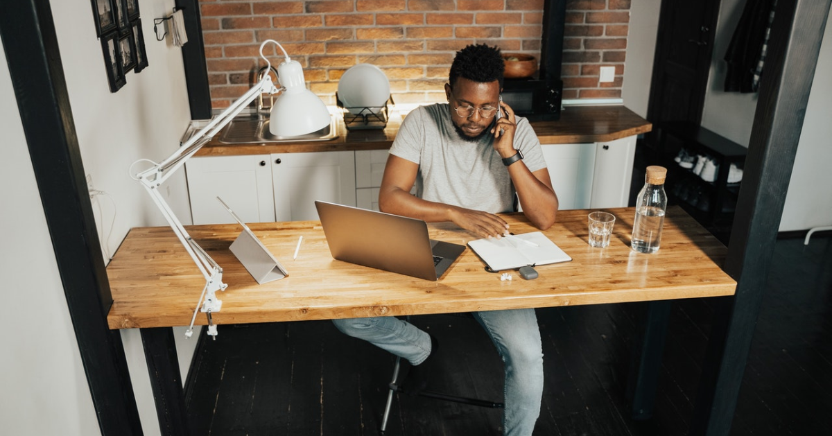 Une personne qui travaille de la maison