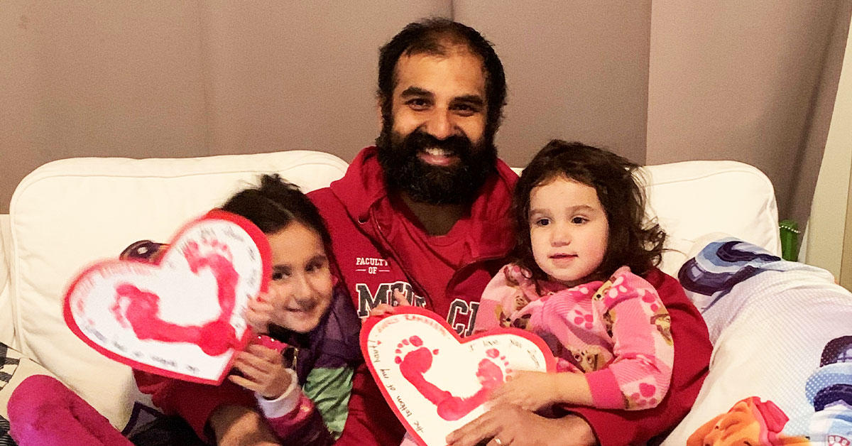 Le professeur Christopher Ramnanan avec ses deux jeunes filles 