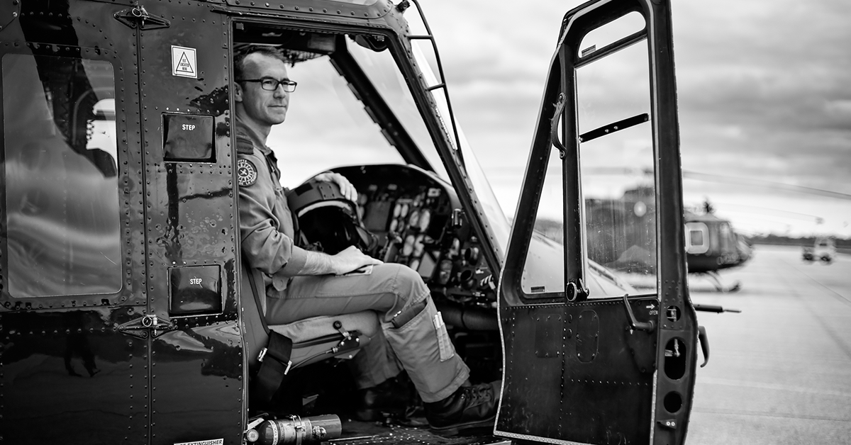 Marc Crivicich est assis dans son hélicoptère