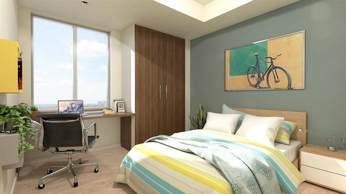 Une chambre à coucher ensoleillée, avec un lit double, une grande fenêtre et une peinture de bicyclette au-dessus du lit.