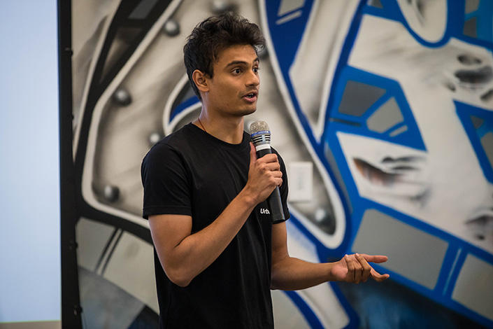 Karthik Siddugari parle au micro.