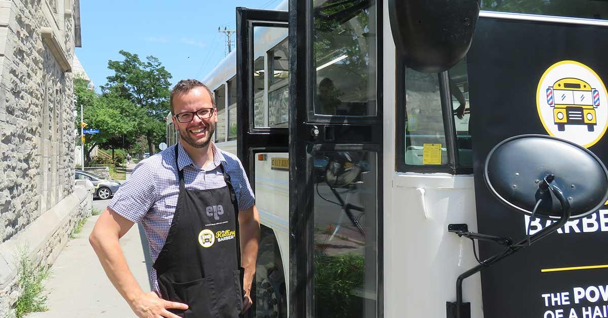 François Thibeault debout à côté de la porte du bus.
