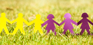 Une chaîne en papier de personnes se tenant par la main.